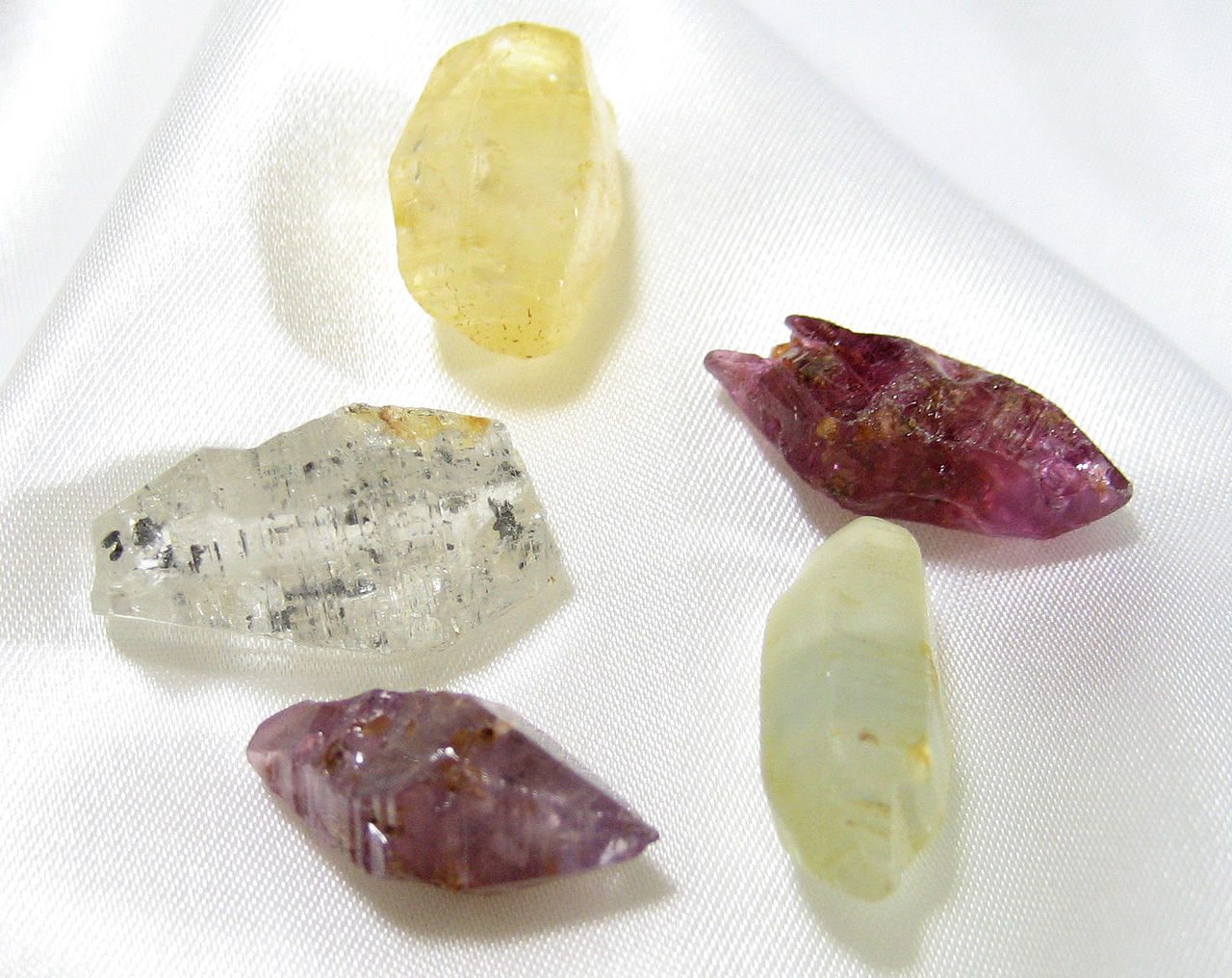 Đá Sapphire - minh họa sapphire tự nhiên